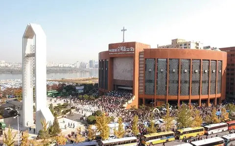 나무위키 「여의도순복음교회」 · 여의도순복음교회 본당전경